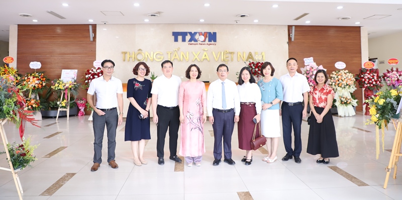 Thứ trưởng Bộ Y tế thăm, chúc mừng các cơ quan báo chí tại Hà Nội